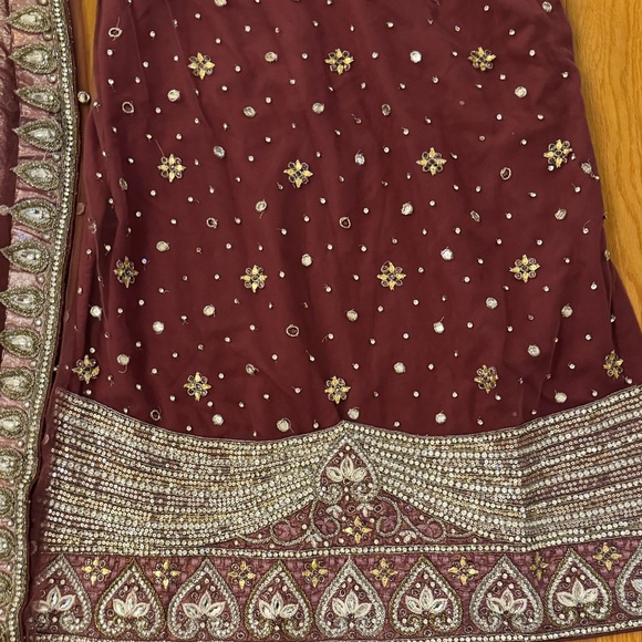 Gorgeous real crystal, handwork Pakistani Indian suit. Pics don’t do justice. - Picture 12 of 15